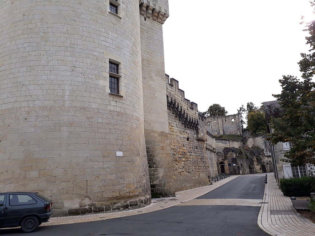 1024px-Rempart_du_Château_de_Langeais_-_Rue_Foulques_Nerra.jpg