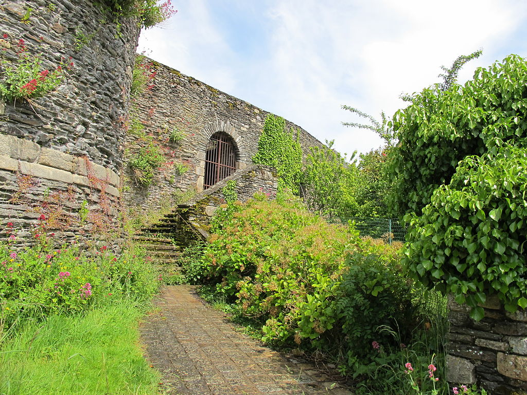 1024px-Rochefort-en-Terre_-_château_02.JPG