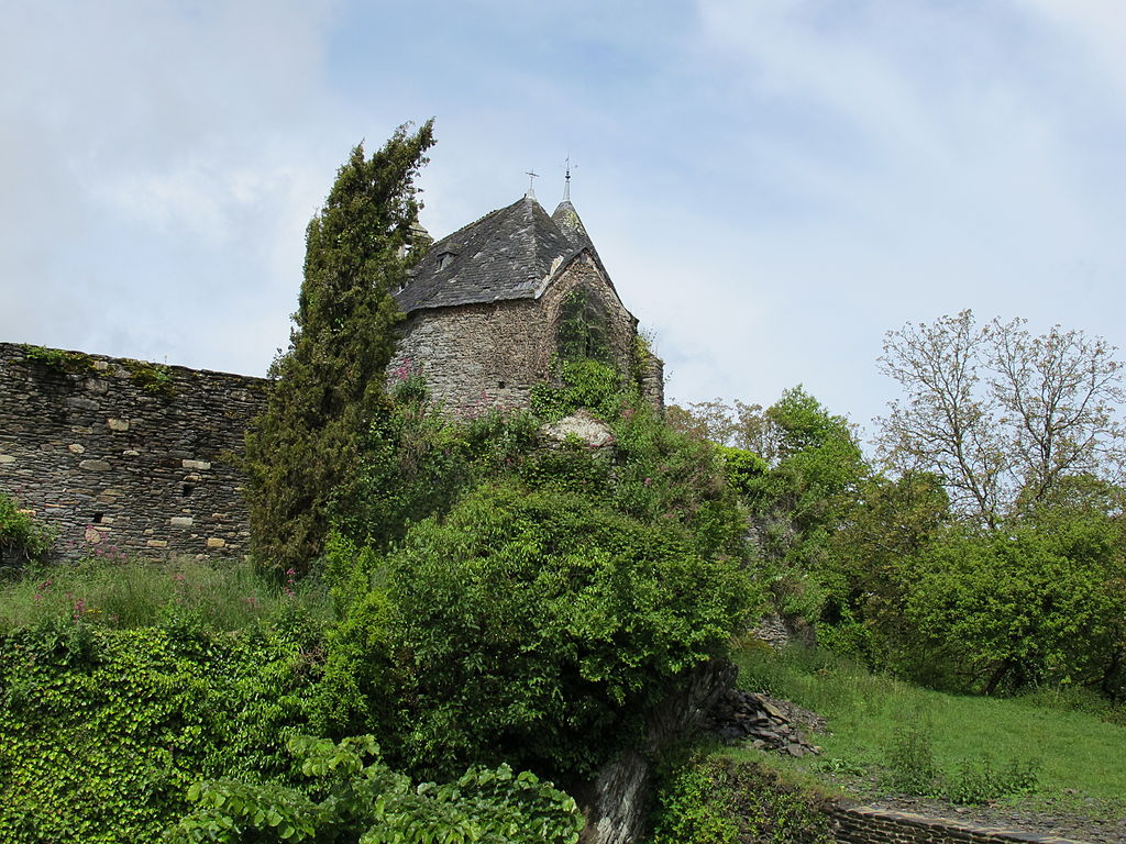 1024px-Rochefort-en-Terre_-_château_03.JPG