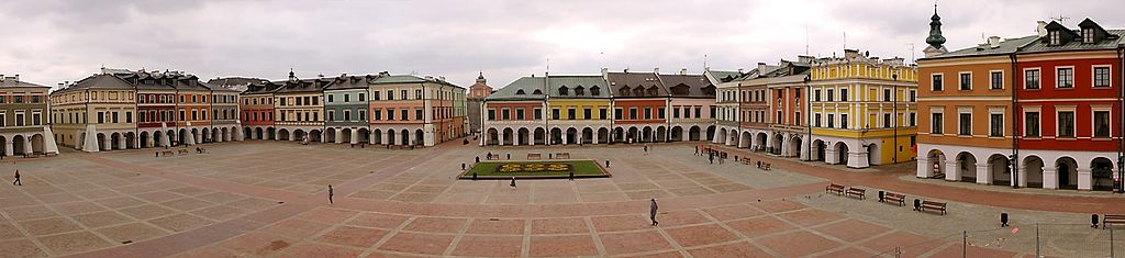 1024px-Rynek_Zamosc_poludnie.jpg
