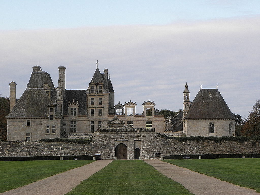 1024px-Saint-Vougay_(29)_Château_de_Kerjean_Extérieur_09.JPG