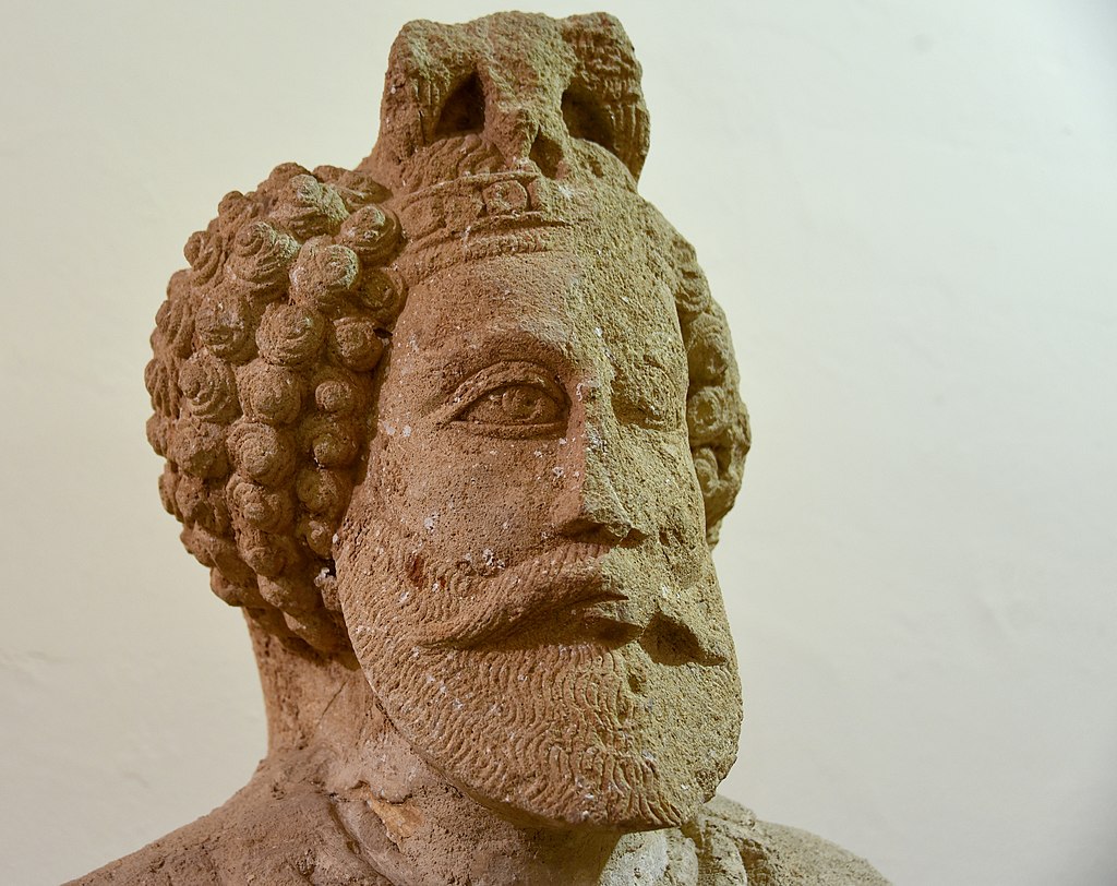 1024px-Sanatruq_I,_2nd_century_AD._From_Hatra._Erbil_Civilization_Museum,_Iraqi_Kurdistan.jpg