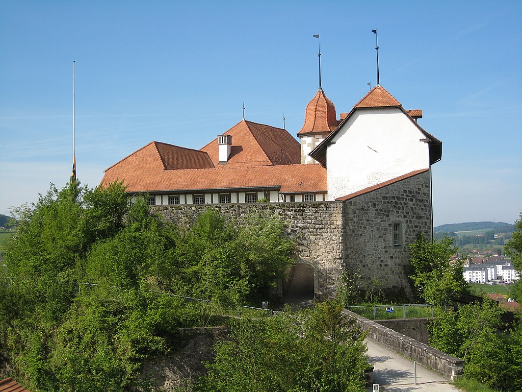 1024px-Schloss_Laupen_Nordansicht.JPG
