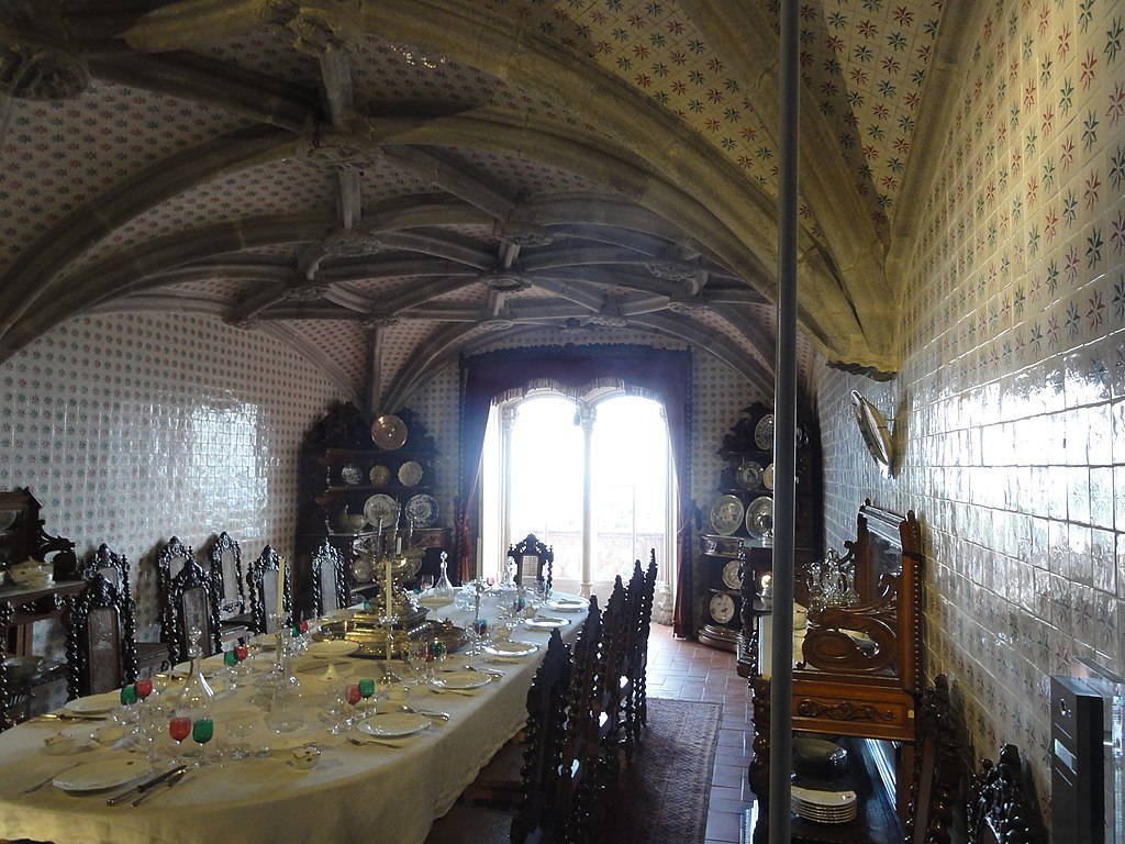 1024px-Sintra,_Palácio_Nacional_da_Pena,_Sala_de_jantar_(3).jpg