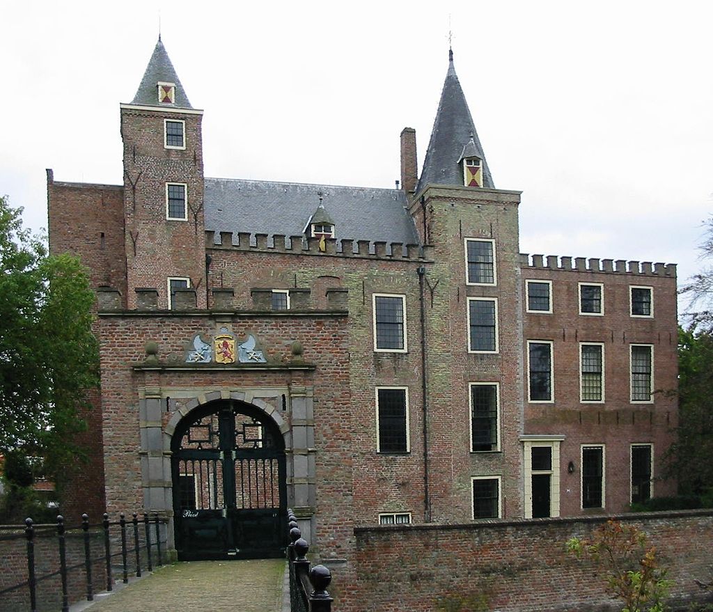 1024px-Slot_Haamstede_met_poortgebouw (1).JPG