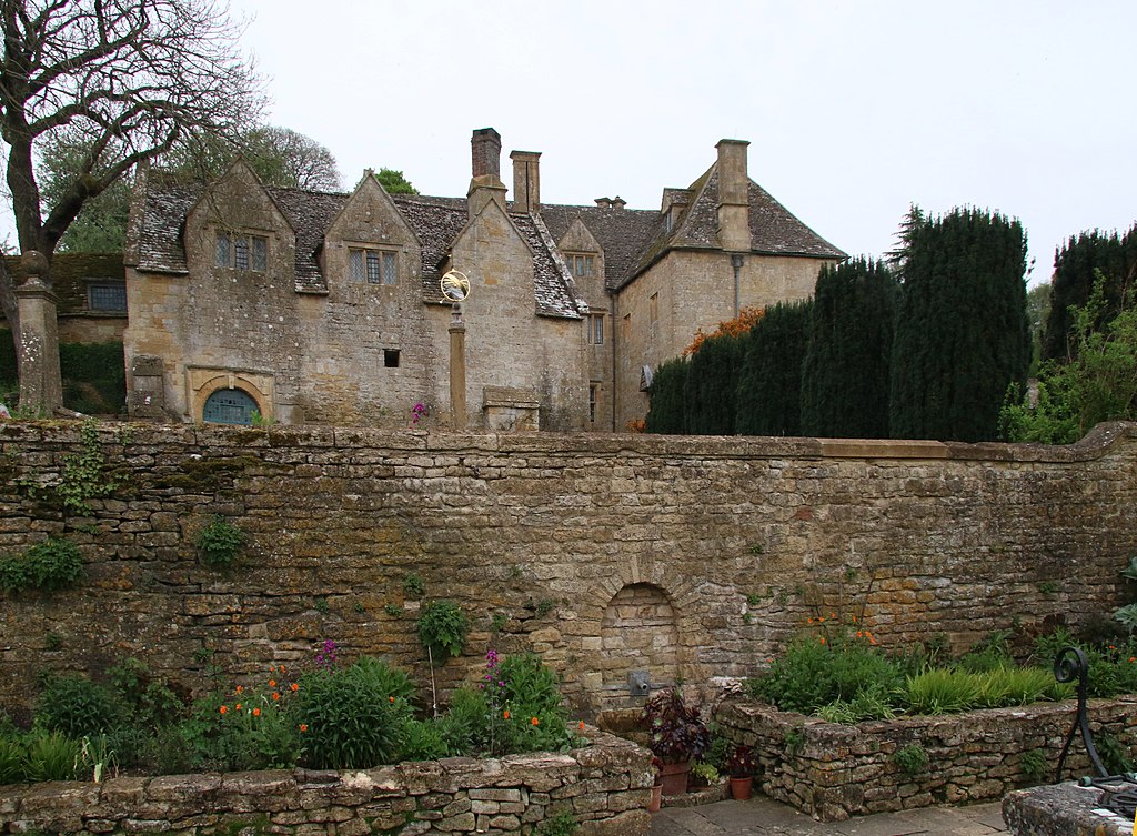 1024px-Snowshill_Manor_(47697567771).jpg