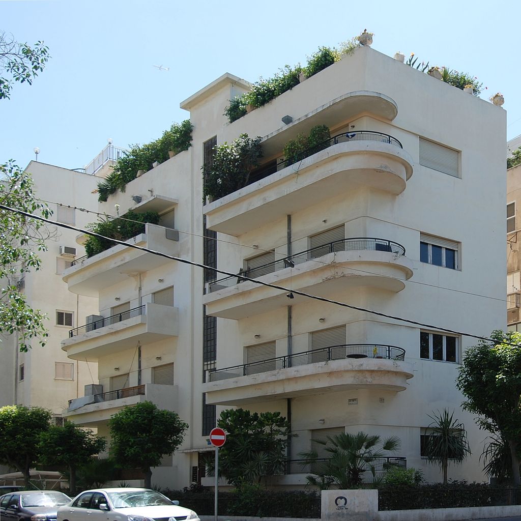 1024px-Tel_Aviv_Ben_Gurion_-_Emil_Zola_2011.jpg