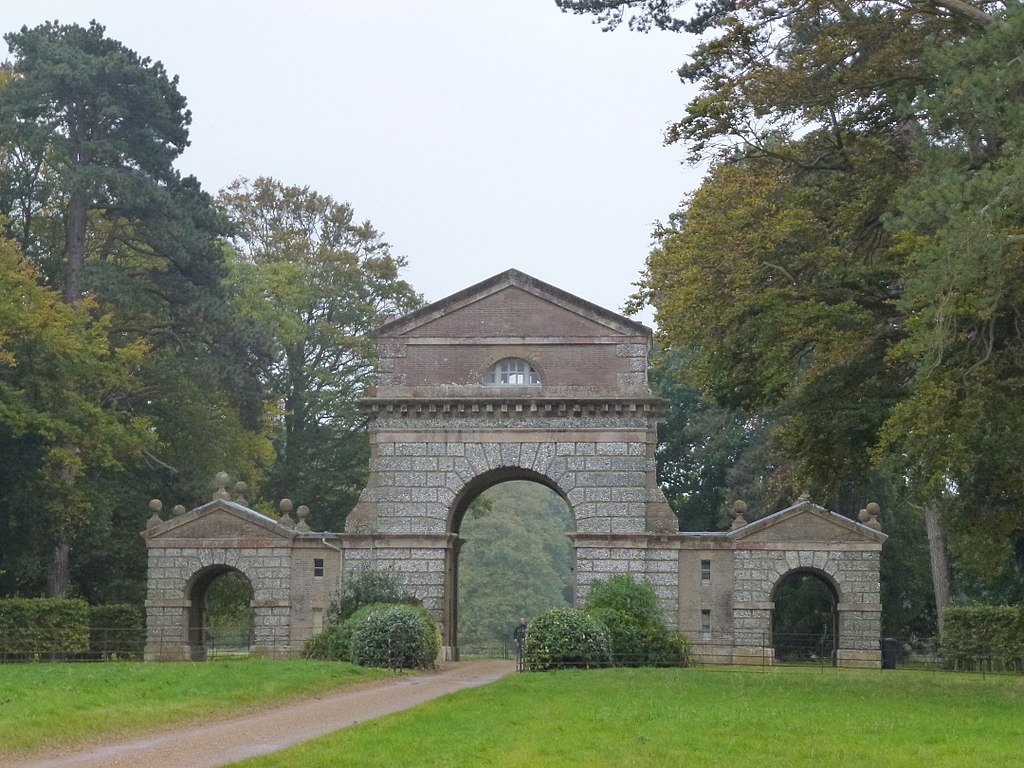 1024px-The_Triumphal_Arch,_Holkham_Park,_Norfolk_(geograph_3185446).jpg