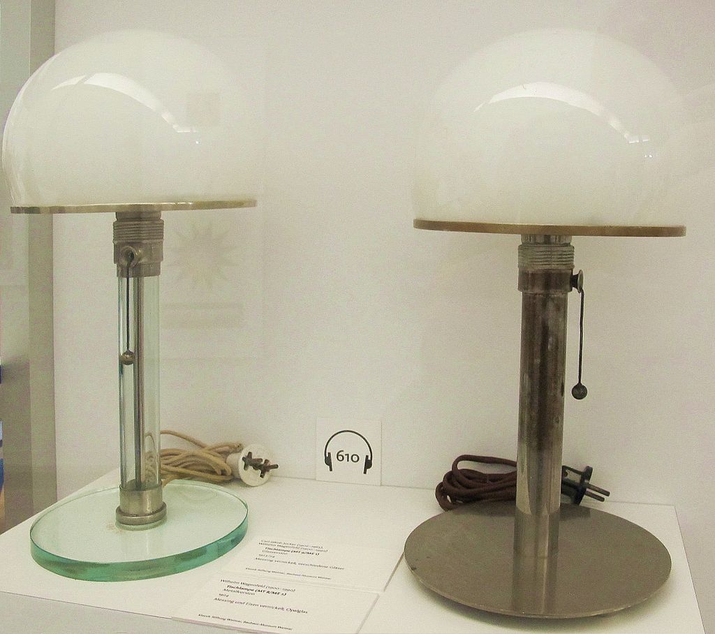 1024px-Tischlampe_di_Carl_Jakob_Jucker_(left,_1923-24)_e_di_Wilhelm_Wagenfeld_(right,_1924).JPG