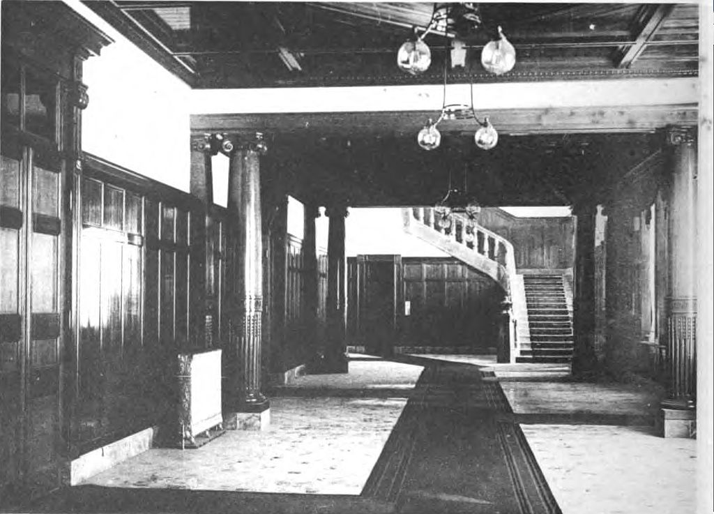 1024px-Tokyo_station_Marunouchi_building_imperial_corridor_1914.jpg