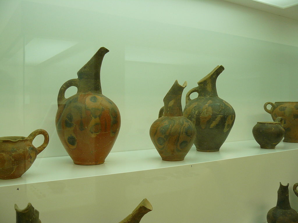 1024px-Vasiliki_ware_from_Phournou_Koryphi.JPG