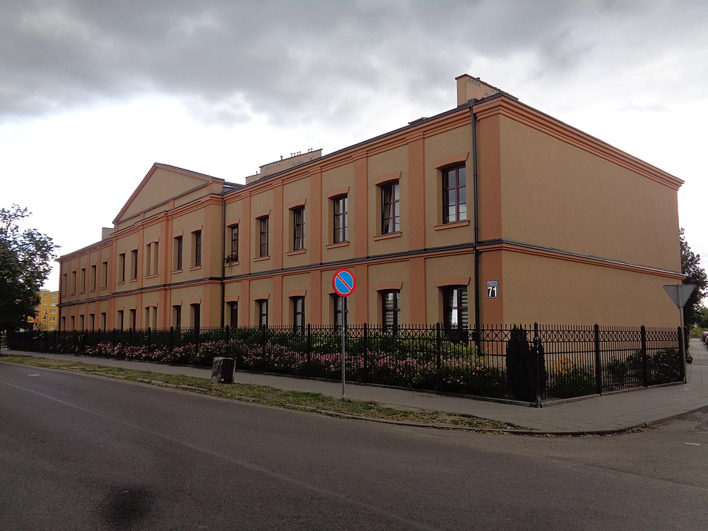 1024px-Włocławek-former_military_barracks_at_Żytnia_street.jpg