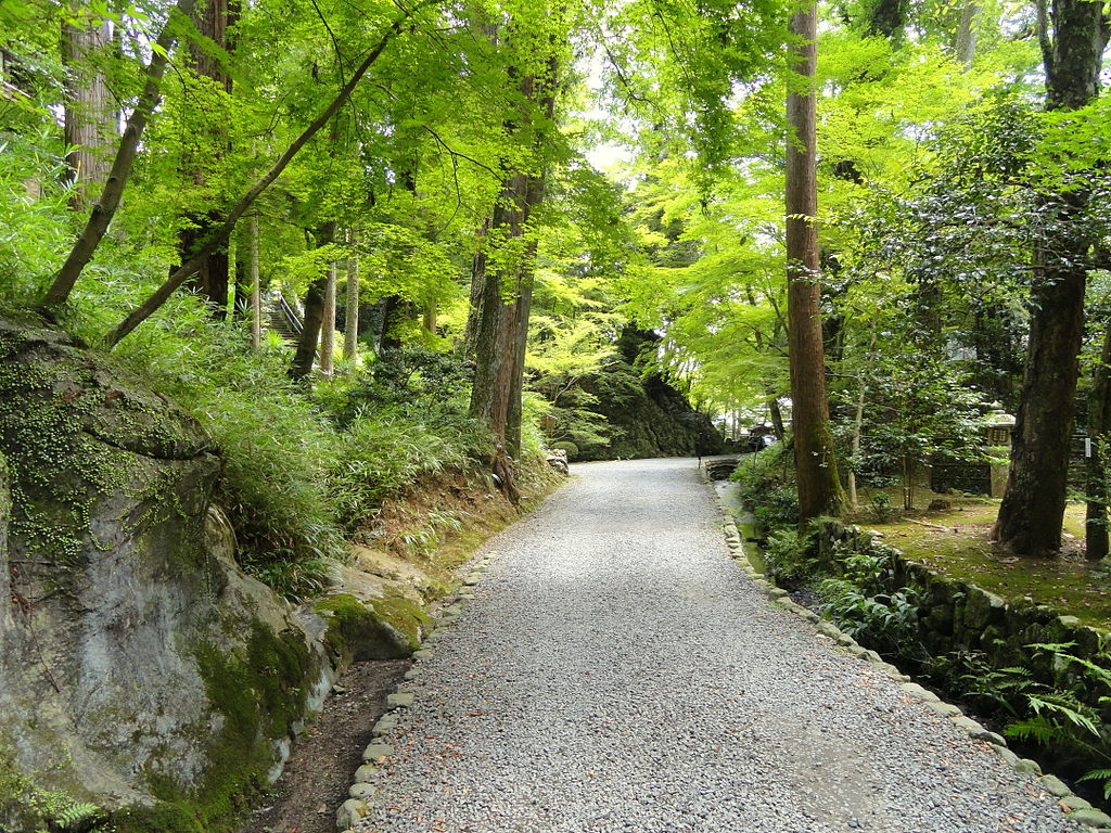 1024px-Walkway_-_Ishiyamadera_-_Otsu,_Shiga_-_DSC07453.JPG