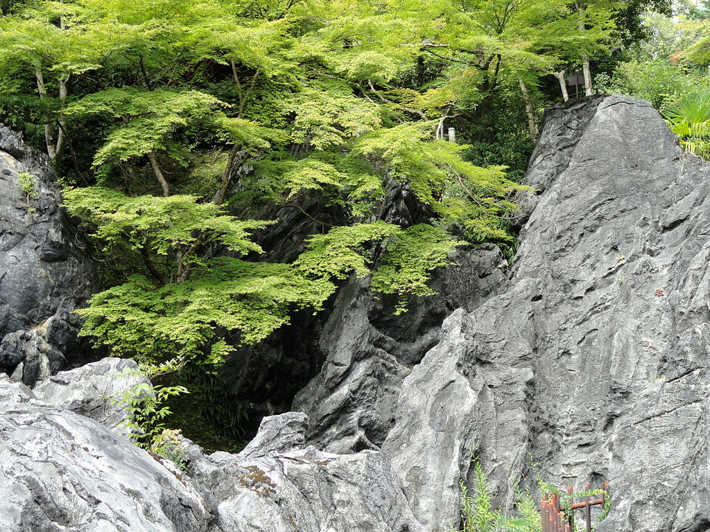 1024px-Wollastonite_-_Ishiyamadera_-_Otsu,_Shiga_-_DSC07487.JPG