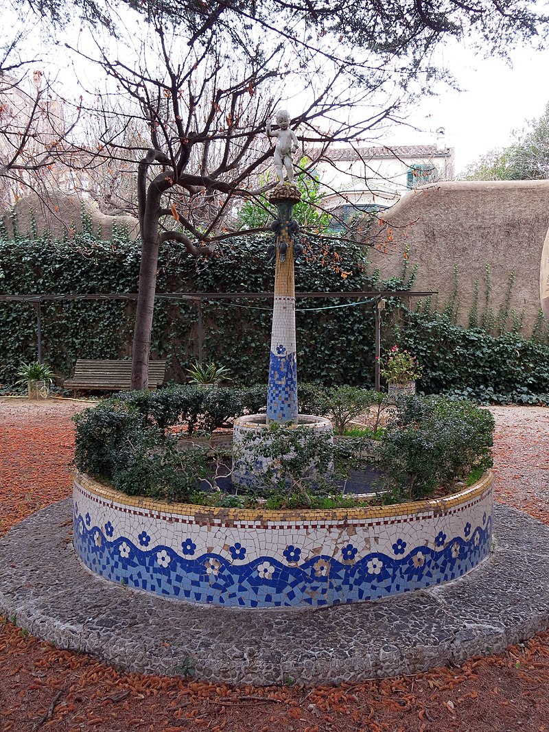 102_Casa_Barbey,_brollador_del_jardí_(la_Garriga).JPG