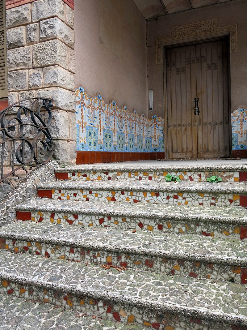 106_Casa_Barbey,_façana_nord,_escala_(la_Garriga).JPG
