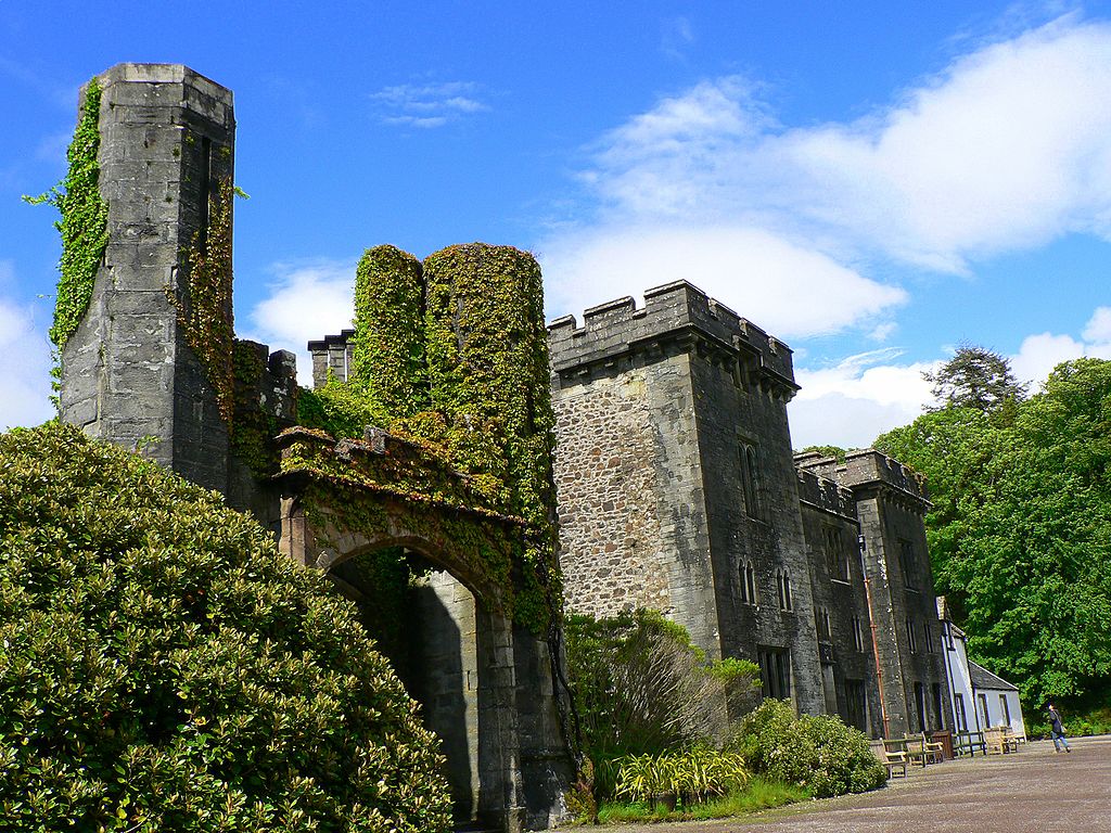 10Armadale_castle_front.jpg