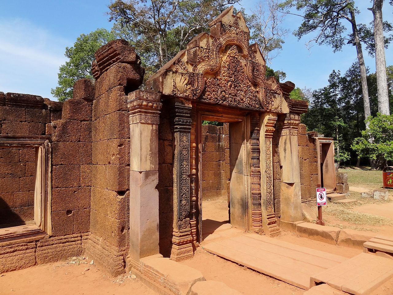 10Banteay_Srei_11.jpg