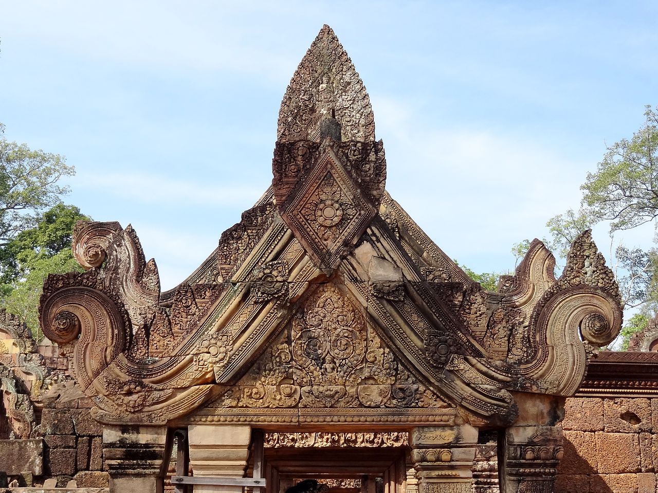 10Banteay_Srei_17.jpg