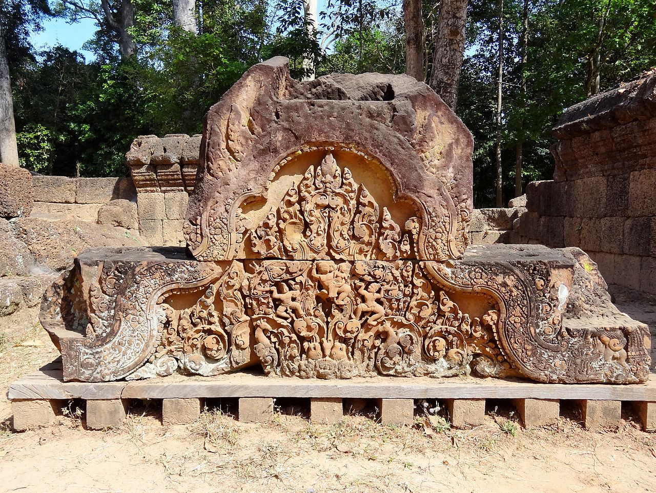 10Banteay_Srei_22.jpg