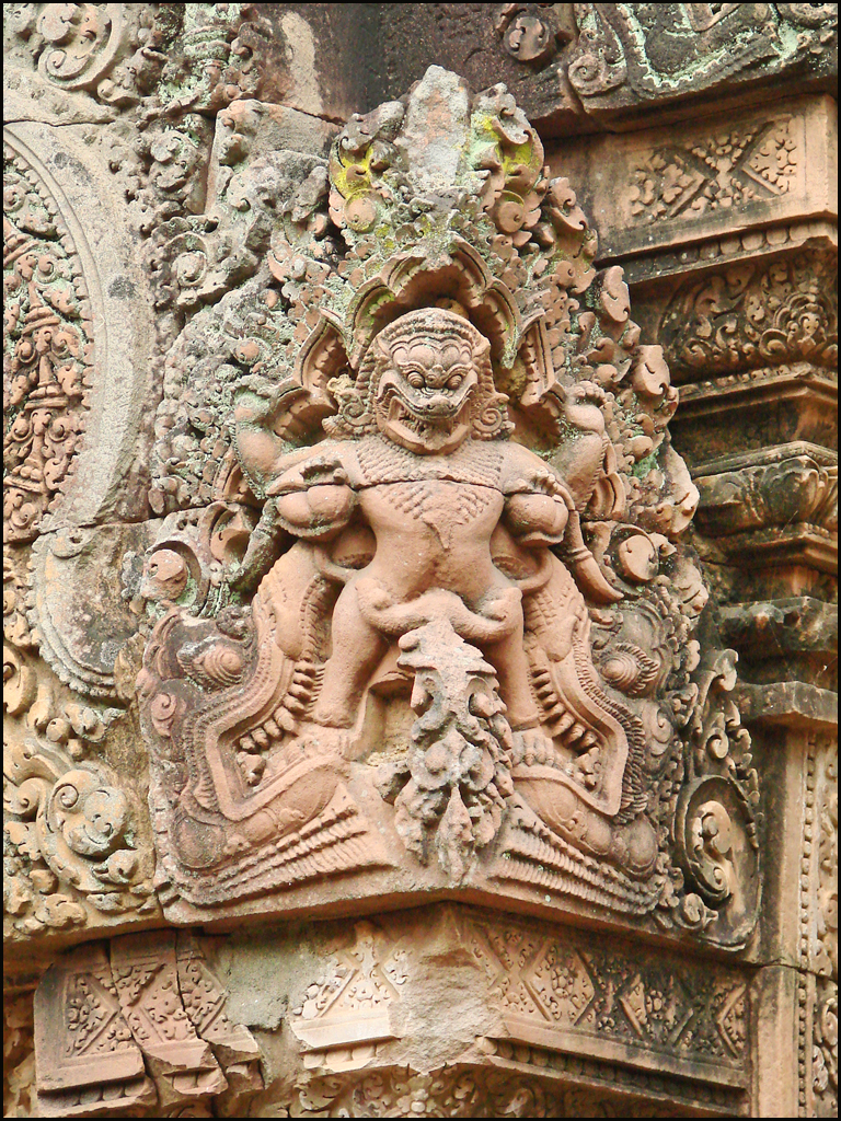 10Décor_dangle_(Banteay_Srei,_Angkor)_(6883239895).jpg