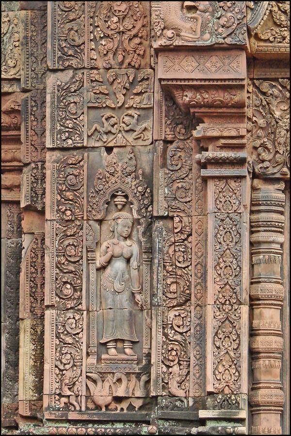 10Devata_(Banteay_Srei,_Anor)_(6883239921).jpg