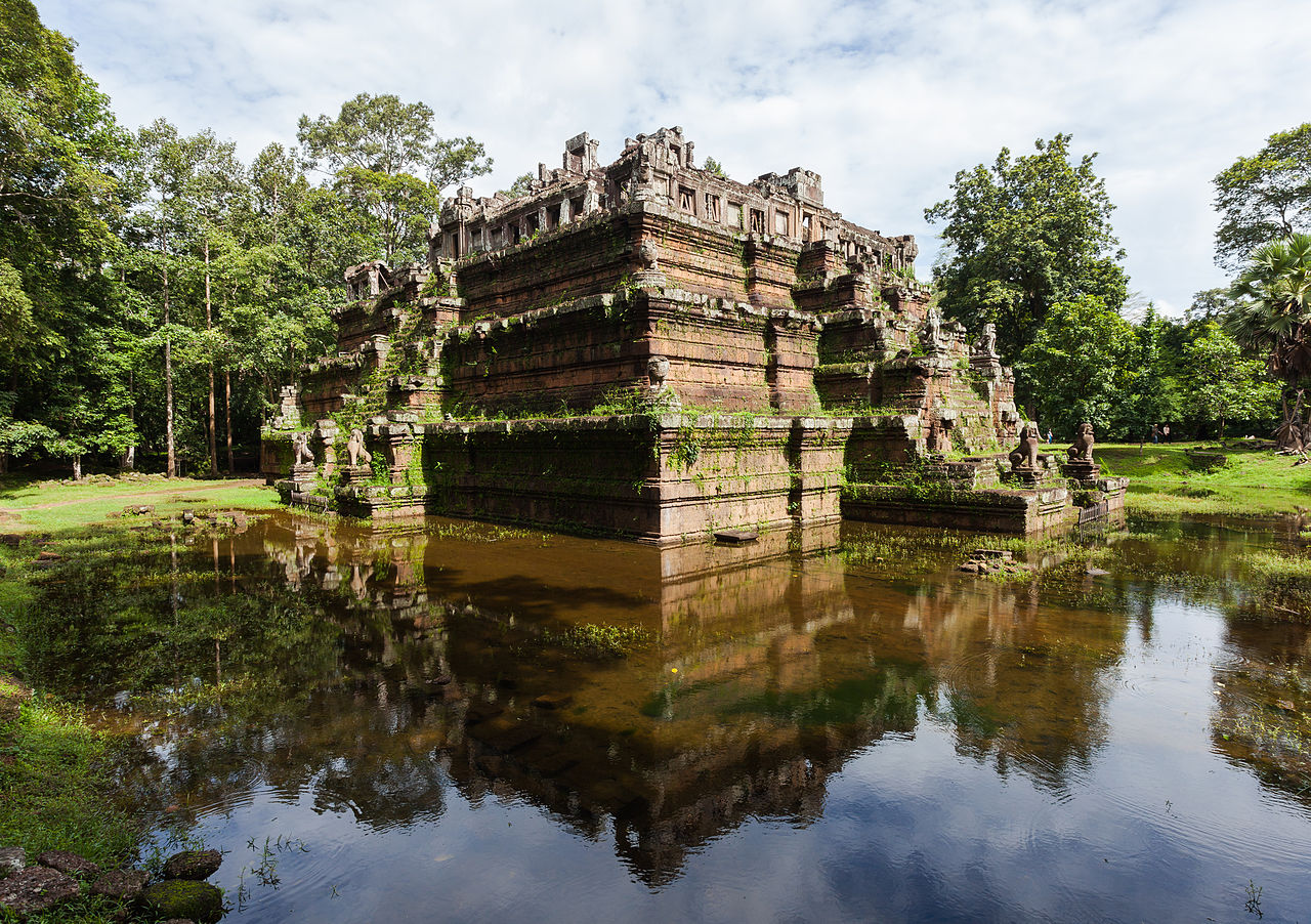 10Phimeanakas,_Angkor_Thom,_Camboya,_2013-08-16,_DD_04.jpg
