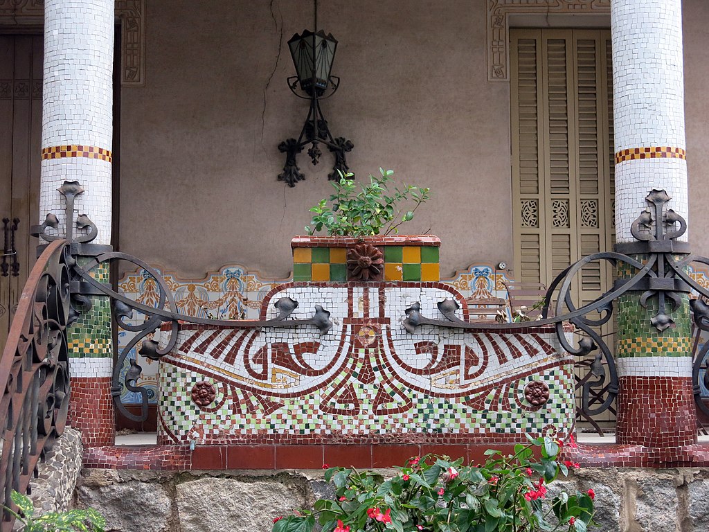 114_Casa_Barbey,_façana_nord,_porxo_(la_Garriga).JPG