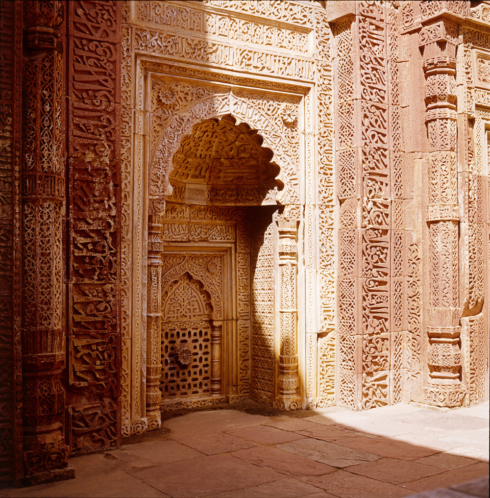 1193 ДелиQuwwat-al-Islam-moskeen_-Delhi_-Indien.-MK.jpg