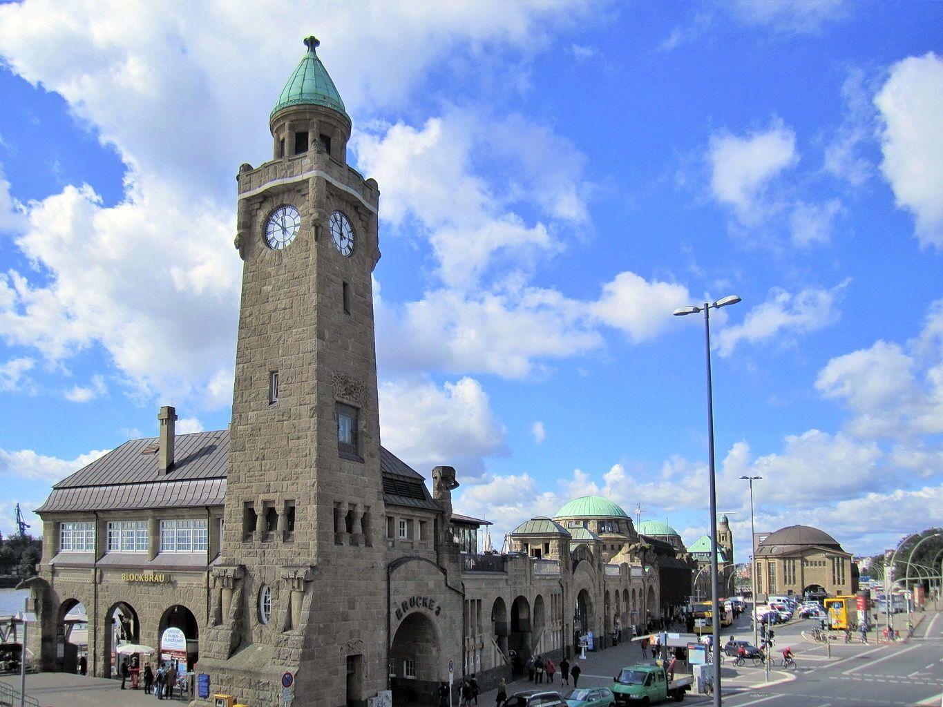 11Blick_auf_das_Gebäude_der_Landungsbrücken_0.jpg