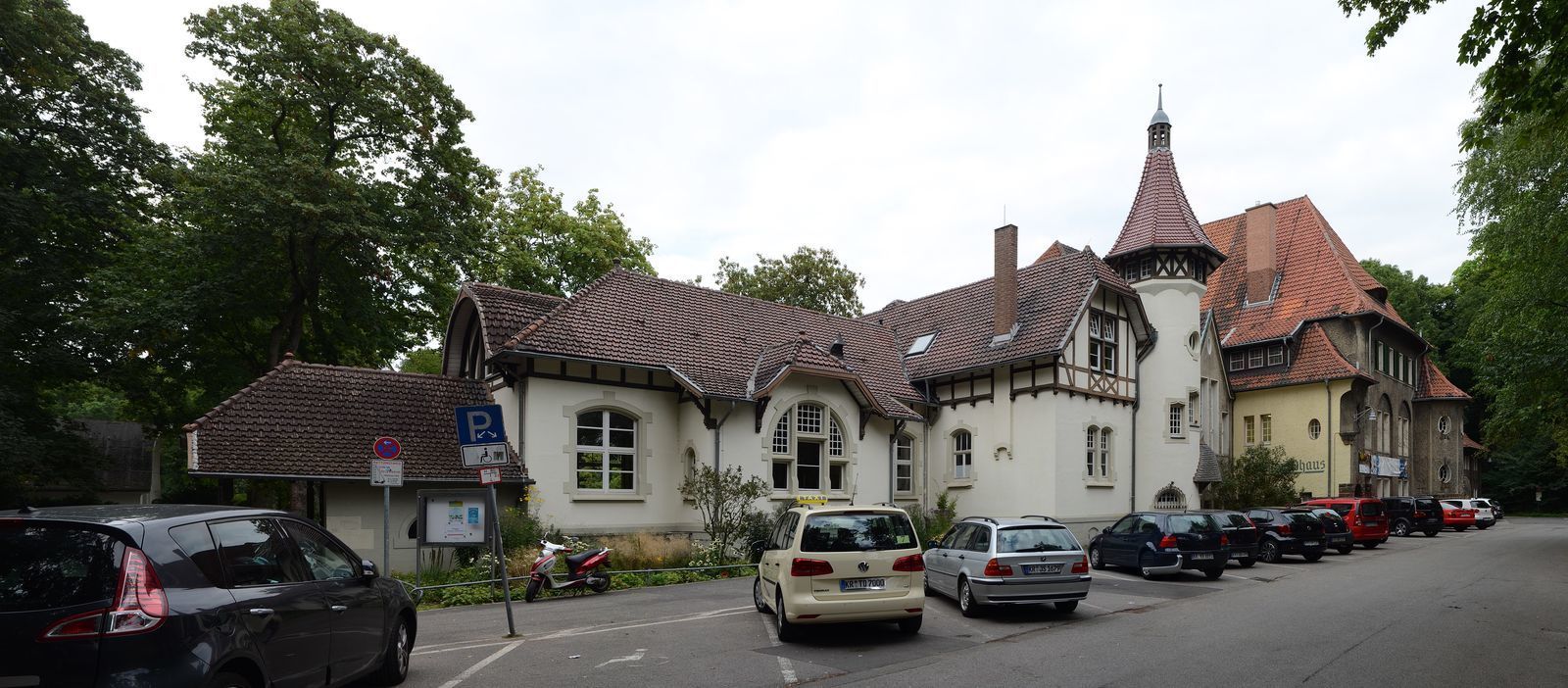 11Krefeld,_Stadtwaldhaus,_2013-08_CN-02.jpg