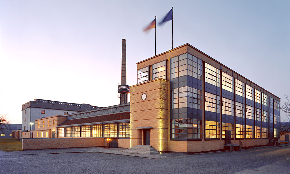 12 гроппиус Fagus_Gropius_Hauptgebaeude_200705_wiki_front.jpg