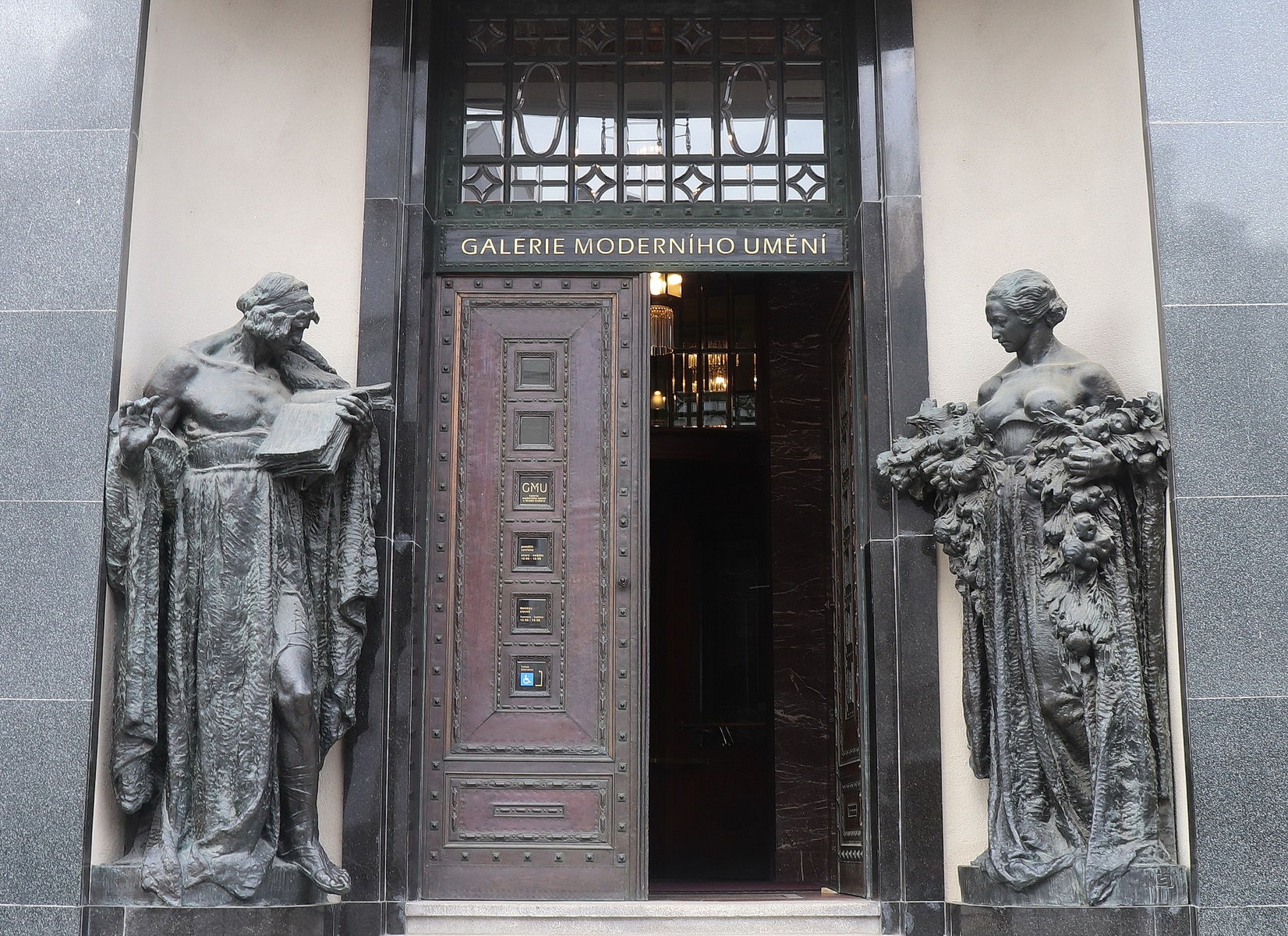 12 4000px-Hradec_Kralove_Galeria_Sztuki_Wspolczesnej_2.jpg