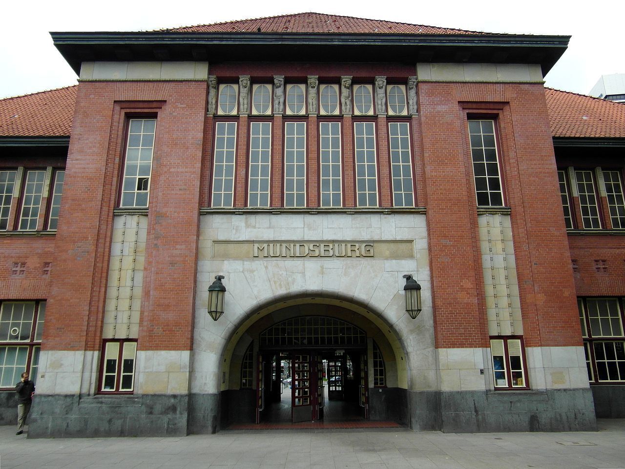 12 80px-Hamburg_-_U-Bahnhof_Mundsburg_(13239149455).jpg
