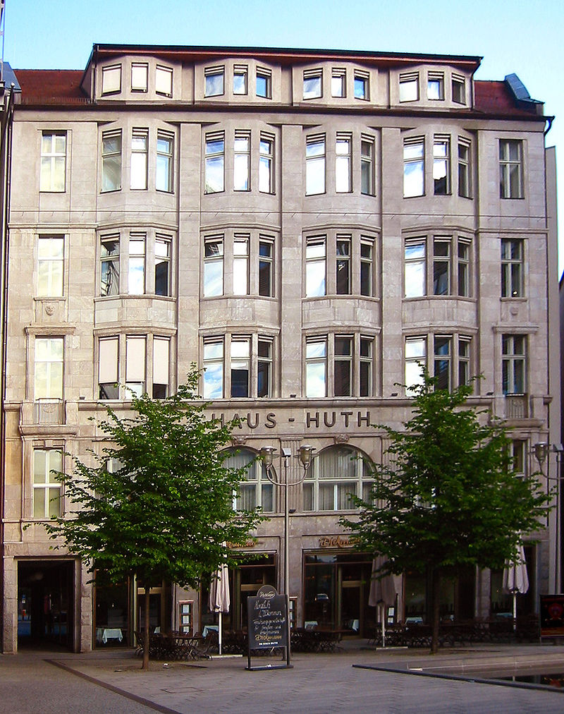 12-Berlin-Tiergarten_-_Haus_Huth,_Linkstraße.jpg
