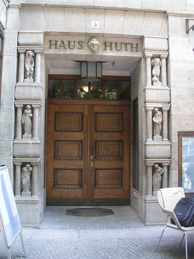 12 x-08-07-01_Weinhaus_Huth_Eingang_Statuen.jpg