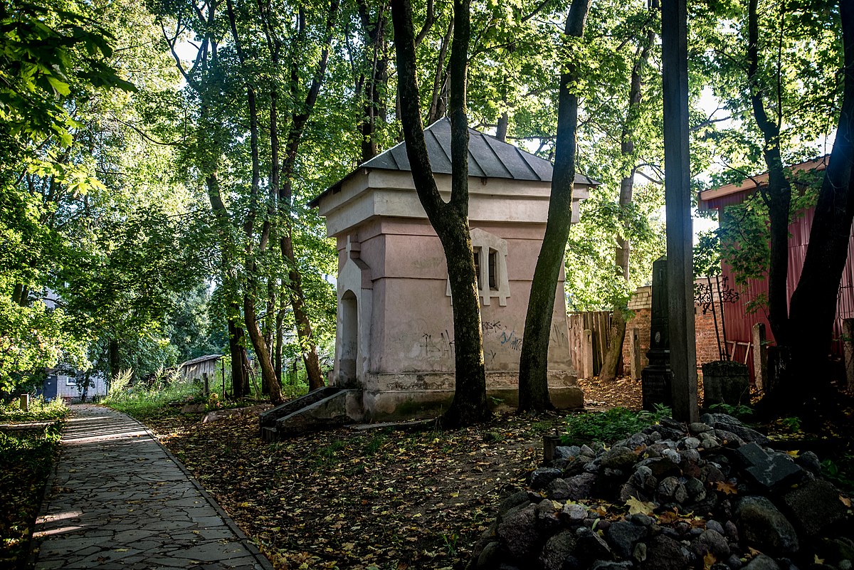 1200px-Сторожка_польское_кладбище.jpg