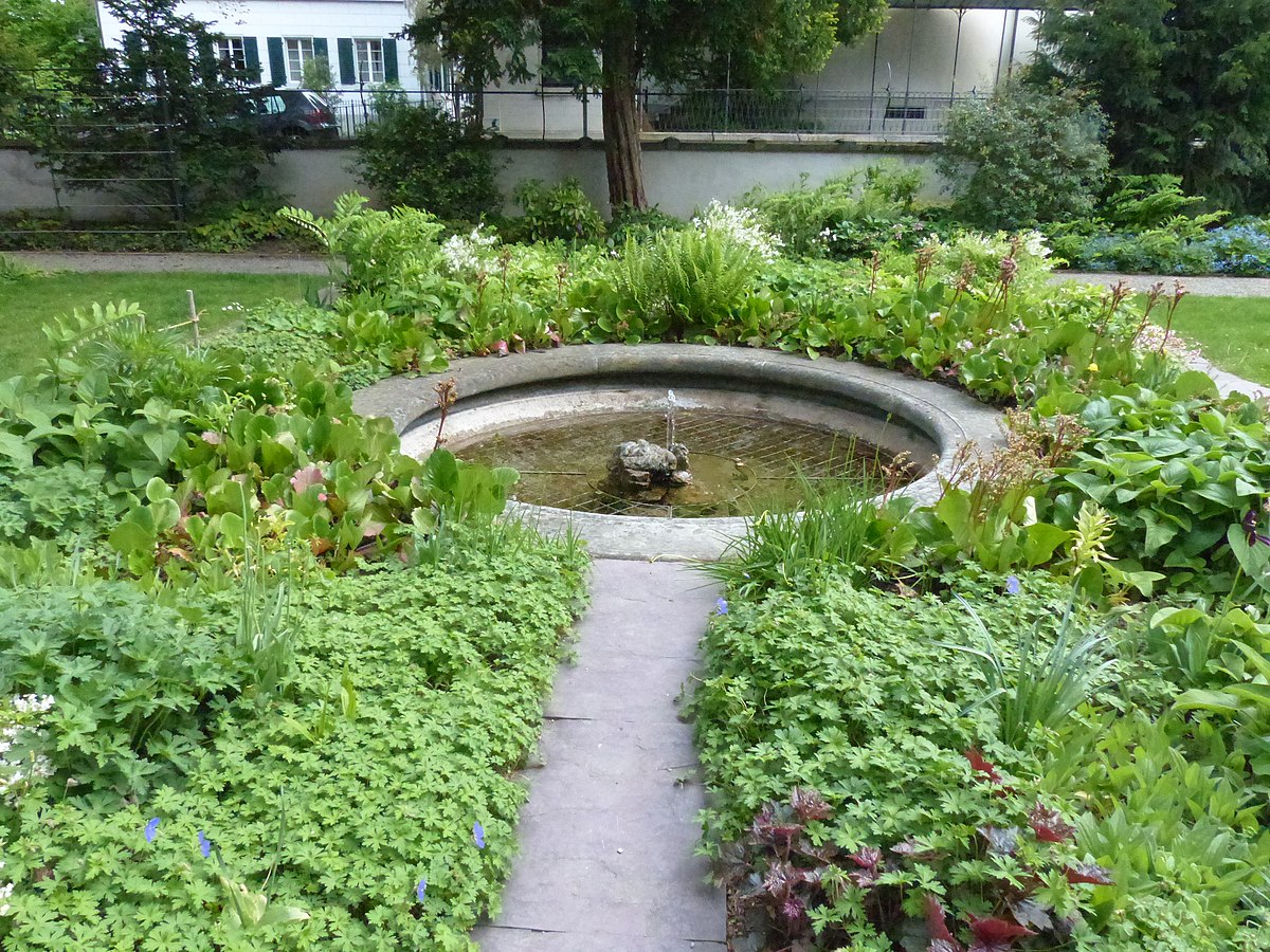 1200px-Brunnen_Villa_Tobler_Garten.jpg
