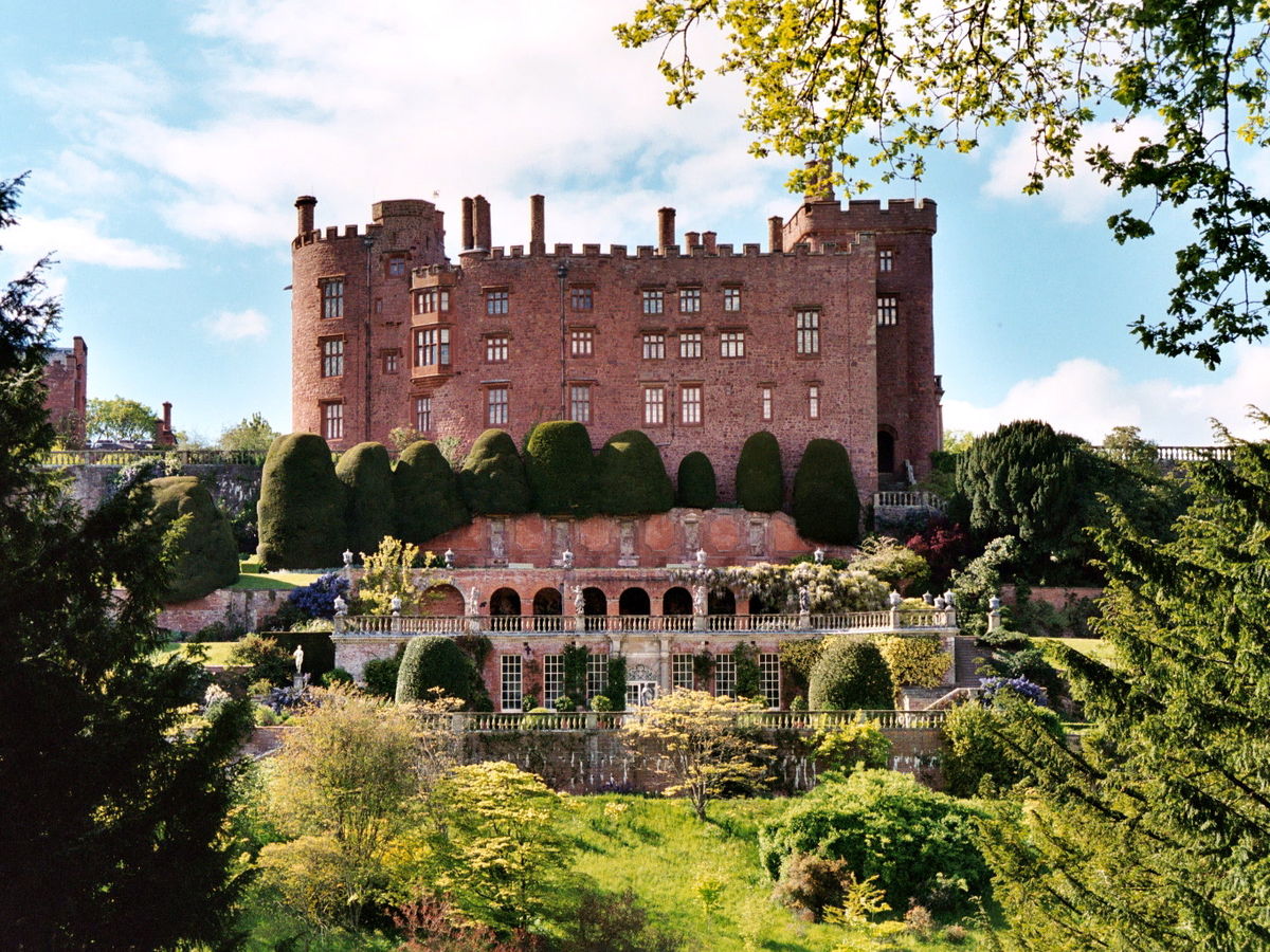 1200px-PowisCastle.jpg