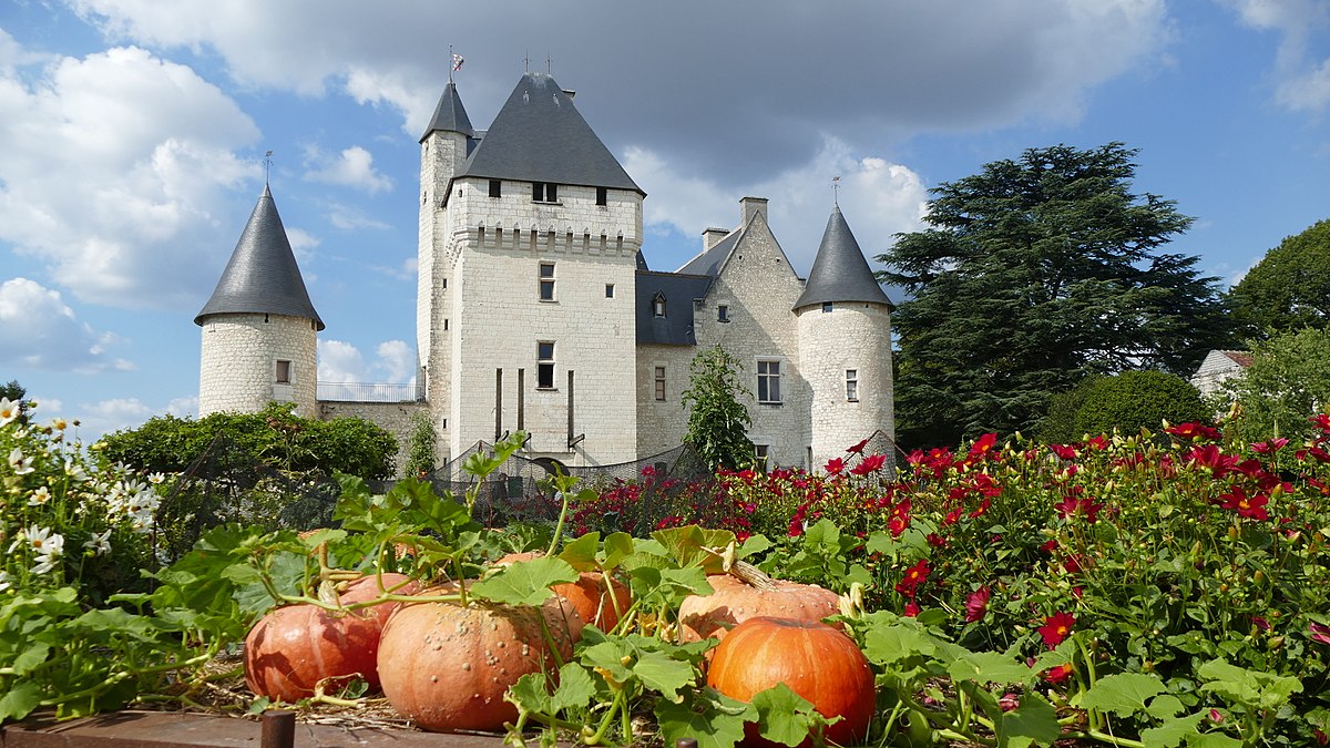 1200px-Vue_de_la_façade_du_château_du_Rivau_depuis_le_conservatoire_des_légumes.jpg