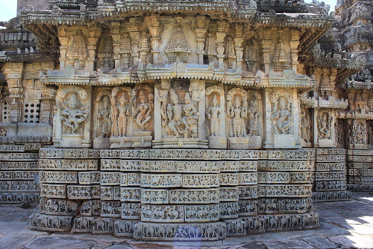 1234 чалукьяWall_panel_relief_carvings_in_Mallikarjuna_temple_at_Basaralu,_Mandya_district.jpg