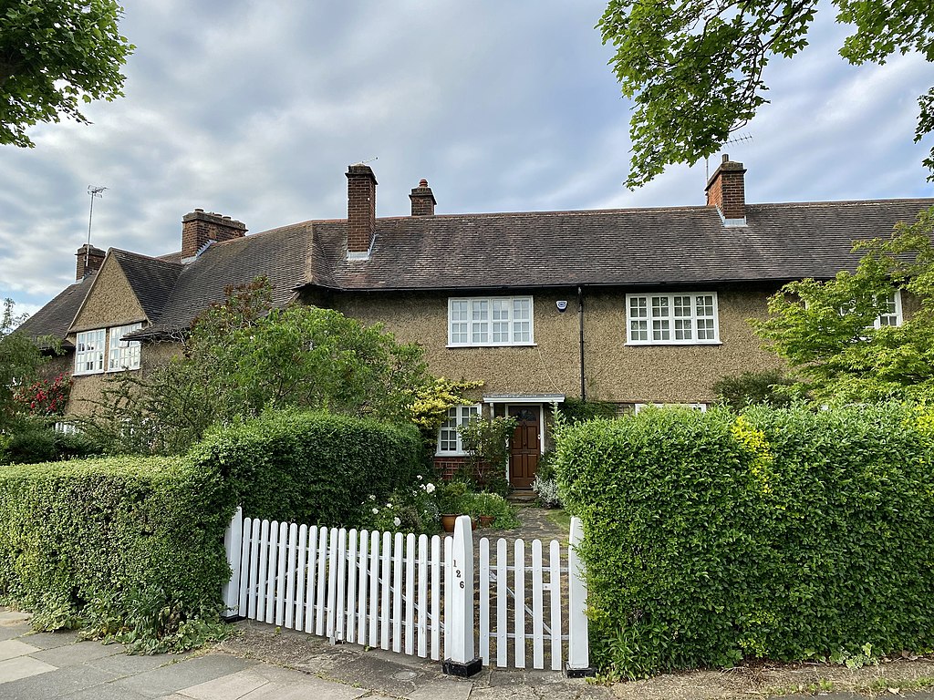 126,_128_and_130,_Hampstead_Way,_Hampstead_Garden_Suburb,_June_2021.jpg