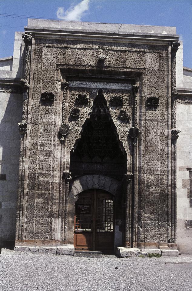 1271Buruciye-madrasaen-i-Sivas_-Tyrkiet.-HMH.jpg