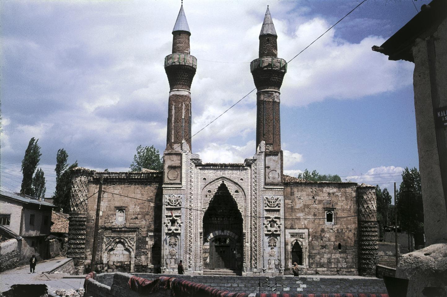 1271Cifte-Minareli-madrasaen-_Goek-madrasa_-i-Sivas_-Tyrkiet.-HMH.jpg