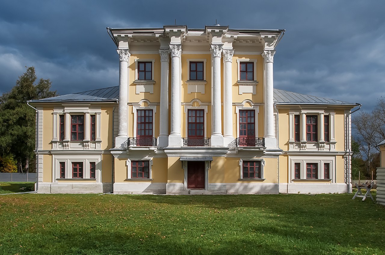 1280px-Главный_дом_в_усадьбе_Кривякино_в_Воскресенске_Московской_области_01.jpg