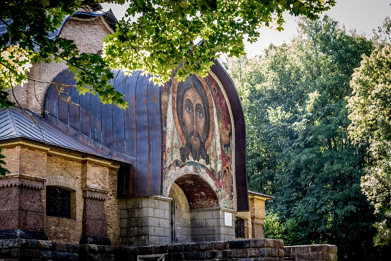 1280px-Церковь_Сошествия_Святого_Духа_фасад_фреска.jpg