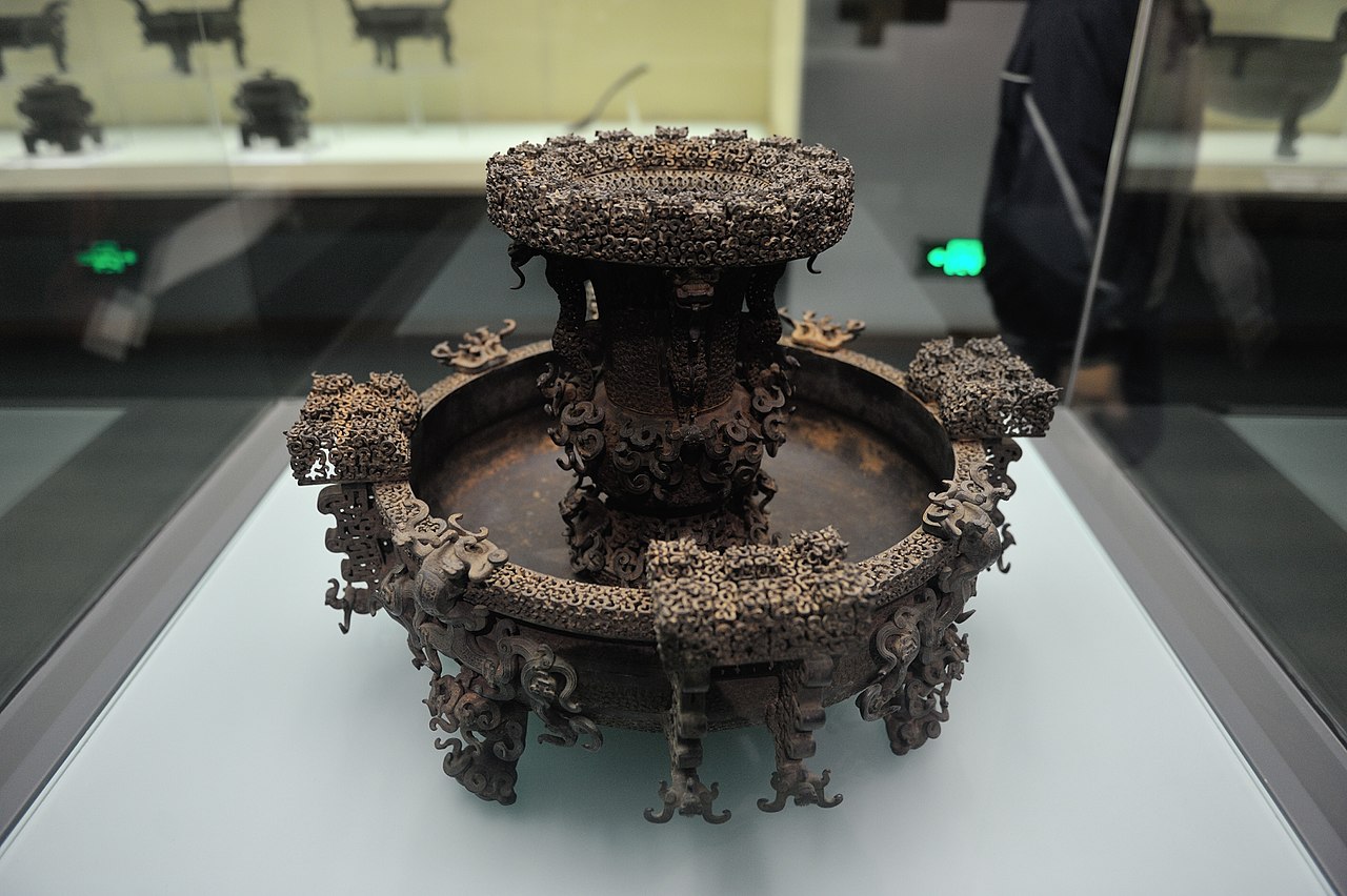 1280px-曾侯乙青铜尊盘，2015-04-06_04.jpg