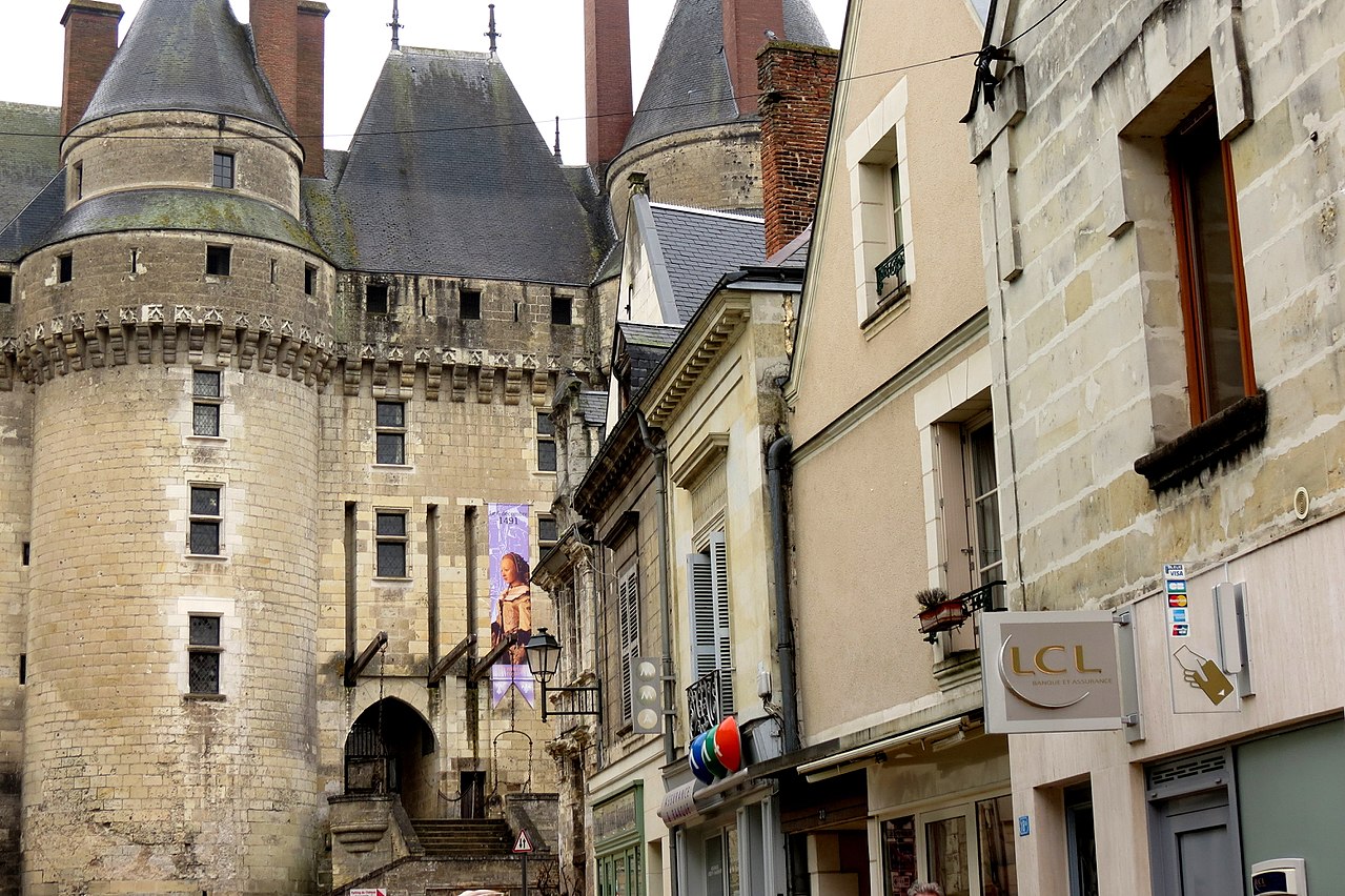 1280px-10_Langeais_(1)_(13009635303).jpg