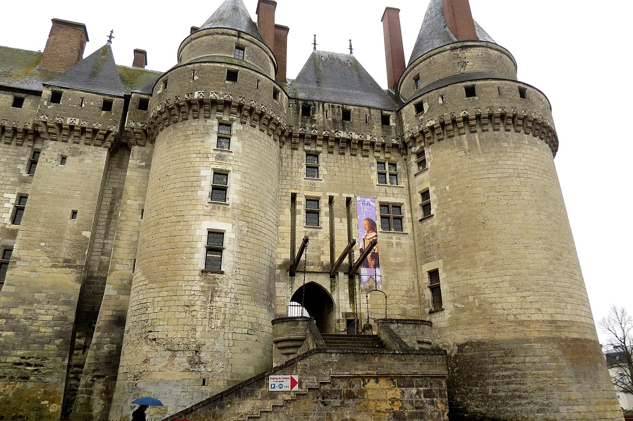 1280px-10_Langeais_(2)_(13009484855).jpg