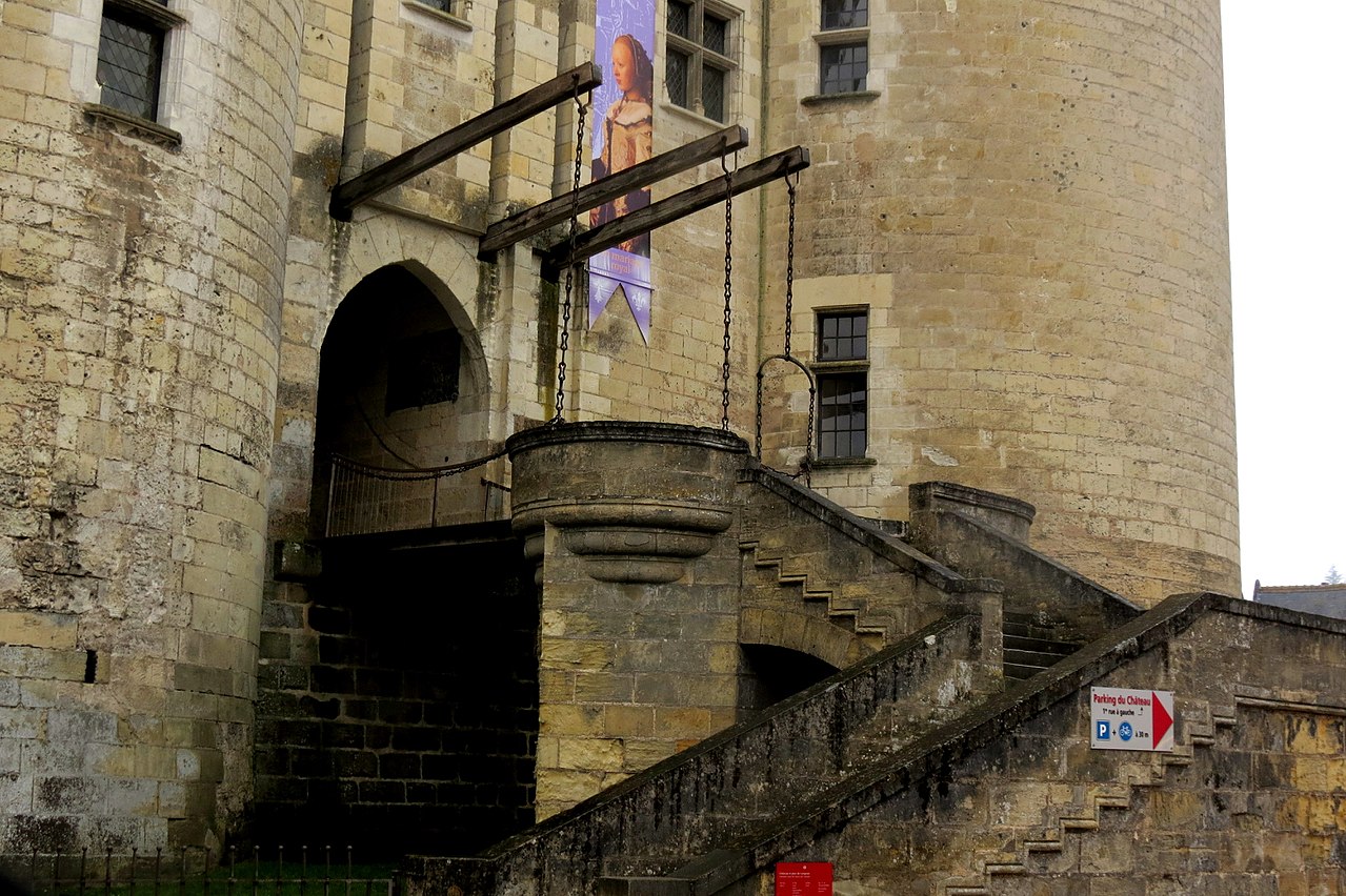 1280px-10_Langeais_(48)_(13009235355).jpg
